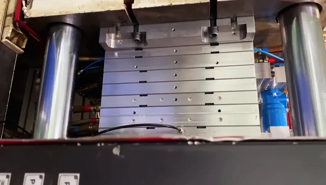 Operatore Cantoni su finitura laser stampo